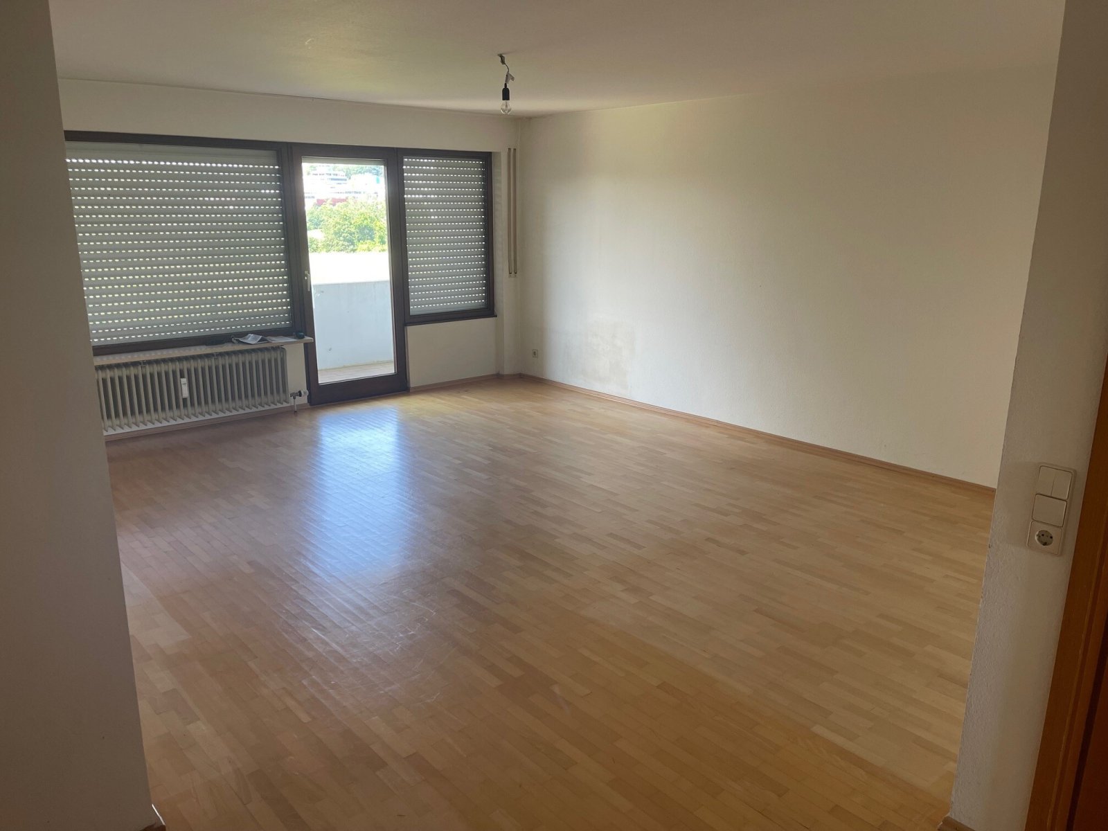 Wohnzimmer mit Ausgang zum Balkon